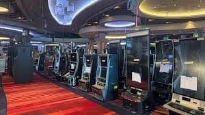 Studio dealer profesional qq alfa dengan setup multi-kamera dan streaming langsung